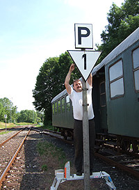 Die Signalmeisterei beim Abbau der alten Signaltafeln im Bhf Ebermannstadt